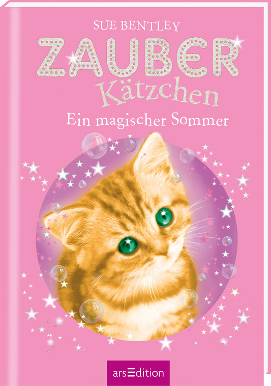 Das Buchcover zeigt ein süßes, gelbes Kätzchen mit großen, grünen Augen vor einem pastellrosa Hintergrund. Die Schrift „ZAUBER Kätzchen“ ist kreativ gestaltet und funkelt mit glitzernden Effekten. Unter dem Titel steht „Ein magischer Sommer“ in einer klaren, sanften Schrift. Um das Kätzchen schweben zarte Seifenblasen und funkelnde Sterne, was eine fröhliche und verspielte Atmosphäre vermittelt. In der oberen linken Ecke befindet sich der Autorennamen „Sue Bentley“. Ganz...