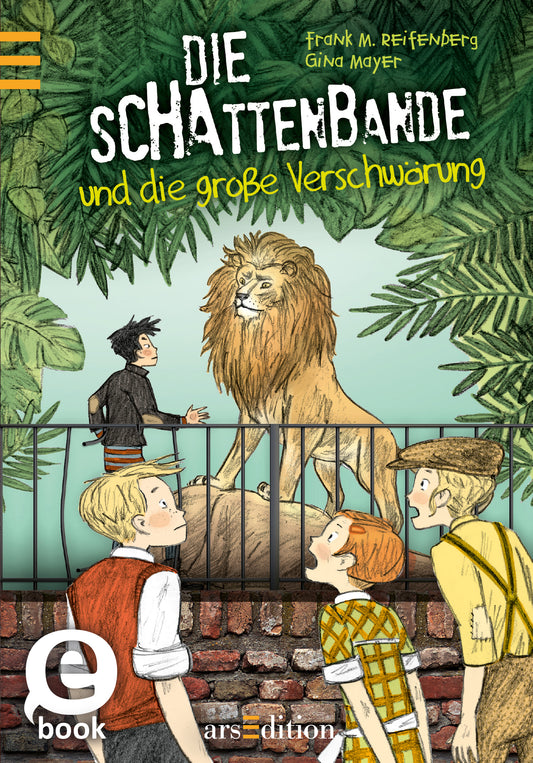 Das Buchcover zeigt eine lebendige Szene mit fünf Kindern, von denen einer fasziniert einen Löwen betrachtet, der in der Mitte des Covers sitzt. Umgeben von üppigem Grün und einem hohen Zaun vermittelt die Illustration Abenteuerlust und Spannung. Der Titel „DIE SCHATTENBANDE“ erscheint in großen, dynamischen Buchstaben oben, während darunter „und die große Verschwörung“ in einer schlichteren Schriftart steht. Am oberen Rand befindet sich ein gelber Streifen, der Aufmerksamkeit...