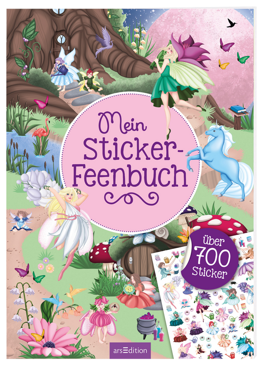 Das Cover zeigt eine fantasievolle Landschaft mit bunten Feen, die um einen großen Baum herumfliegen. Die Farben sind hell und fröhlich, mit viel Grün, Pink und Lila. In der Mitte steht in verspielter Schrift „Mein Sticker-Feenbuch“. Rechts unten befindet sich ein Stickerbogen mit der Aufschrift „Über 700 Sticker“ in einem bunten Kreis. Ganz unten mittig steht der Logoschriftzug von arsEdition.