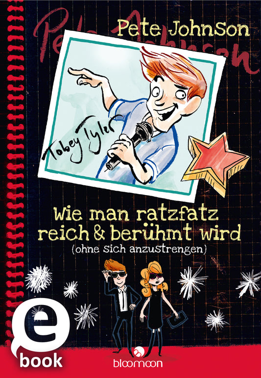 Das Buchcover zeigt einen comicartig gezeichneten Jungen, der fröhlich ein Mikrofon hält. Er hat orangefarbens Haar und trägt ein blaues Hemd. Im Hintergrund sind bunte Sterne und eine spiralförmige Notizbuchkante zu sehen. Unterhalb des Hauptmotivs steht der Titel „Wie man ratzfatz reich &amp; berühmt wird (ohne sich anzustrengen)“ in einer verspielten Schriftart. Darüber ist der Autor „Pete Johnson“ zu lesen. Ganz unten mittig steht der Logoschriftzug von arsEdition.