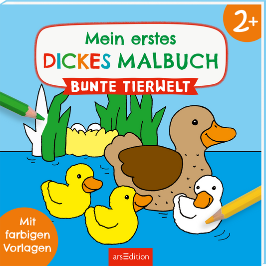 Auf dem Cover des Buches „Mein erstes dickes Malbuch – Bunte Tierwelt“ sind eine braune Ente und mehrere gelbe Küken vor einem hellblauen Hintergrund abgebildet. Die Ente hat eine orangefarbene Schnabel und schwimmt im Wasser, während die Küken fröhlich um sie herum paddeln. Über dieser Illustration steht in bunten Buchstaben der Titel des Buches. Im oberen rechten Bereich ist eine orangefarbene Zahl „2+“ zu sehen. Ganz unten mittig steht der Logoschriftzug von arsEdition.