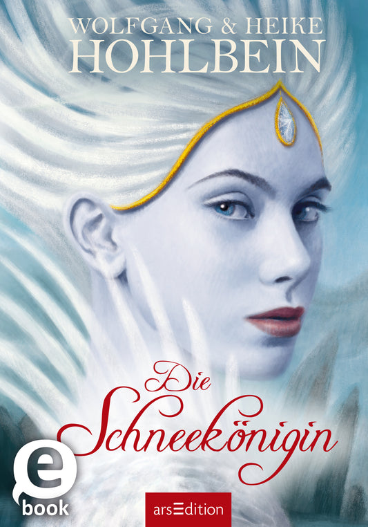 Das Buchcover zeigt eine majestätische Frau mit weißen, fließenden Haaren, deren roten Lippen einen starken Kontrast zu ihrem weißen Teint darstellt. Im Hintergrund ist ein sanftes Blau und Weiß, das an Eis und Schnee erinnert. Der Titel „Die Schneekönigin“ ist in geschwungener, roter Schrift elegant gestaltet. Oben steht in klarer Typografie „Wolfgang &amp; Heike Hohlbein“. Ganz unten mittig steht der Logoschriftzug von arsEdition.