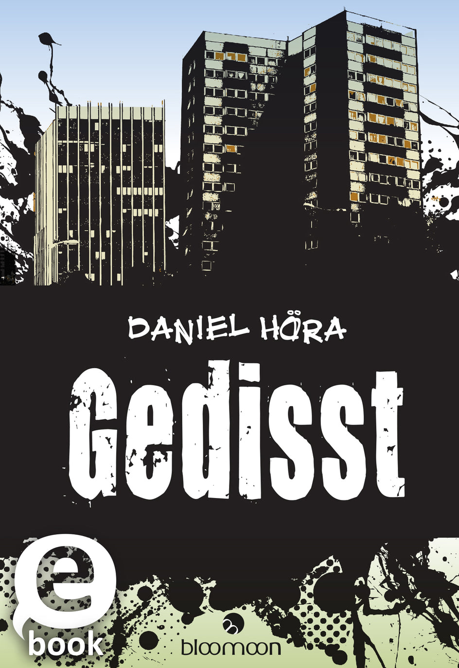 Das Buchcover zeigt eine städtische Landschaft mit dunklen, grauen Hochhäusern, die vor einem hellblauen Himmel aufragen. Die Typografie für den Titel „Gedisst“ ist groß und auffällig in weißer, versprengter Schrift gehalten, während der Name des Autors „Daniel Höra“ in kleinerer, einfacher Schrift darüber platziert ist. Die Gestaltung enthält schwarze Spritzer und Farbkontraste, die eine raue Atmosphäre vermitteln. Ganz unten mittig steht der Logoschriftzug von arsEdition.