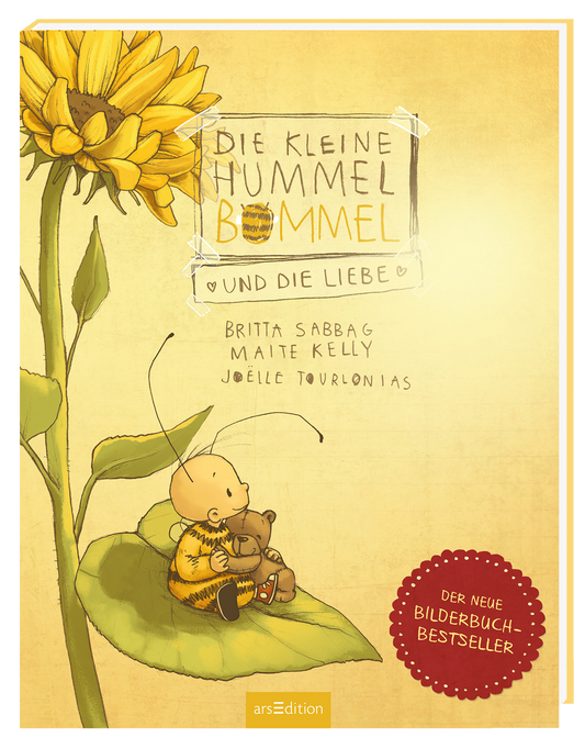 Auf dem Buchcover „Die kleine Hummel Bommel und die Liebe“ von Britta Sabbag, Maite Kelly und Joëlle Tourlonias ist eine fröhliche Hummel zu sehen, die mit einem Plüschbär sitzt. Im Hintergrund blüht eine große Sonnenblume, die leuchtendes Gelb mit ins Cover bringt. Der Titel ist in verspielter, bunter Typografie gehalten. Oben rechts ist der Hinweis „DER NEUE BILDERBUCH-BESTSELLER“ in einem roten, runden Badge. Ganz unten mittig steht der Logoschriftzug von arsEdition.