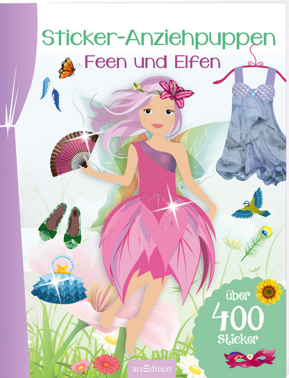 Das 3D-Buchcover zeigt eine fröhliche Fee mit pinkem Kleid und lila Haaren, die mitten im Bild steht. Um sie herum sind bunte Illustrationen von Accessoires wie Schuhen, Kleidern und Tieren. Der Titel „Sticker-Anziehpuppen Feen und Elfen“ ist in verspielter Schrift in der oberen Mitte platziert. In der unteren rechten Ecke befindet sich der Hinweis „über 400 Sticker“. Ganz unten mittig steht der Logoschriftzug von arsEdition.