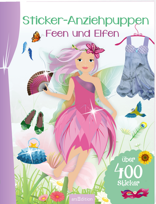 Das 3D-Buchcover zeigt eine fröhliche Fee mit pinkem Kleid und lila Haaren, die mitten im Bild steht. Um sie herum sind bunte Illustrationen von Accessoires wie Schuhen, Kleidern und Tieren. Der Titel „Sticker-Anziehpuppen Feen und Elfen“ ist in verspielter Schrift in der oberen Mitte platziert. In der unteren rechten Ecke befindet sich der Hinweis „über 400 Sticker“. Ganz unten mittig steht der Logoschriftzug von arsEdition.