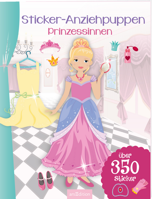 Das 3D-Buchcover zeigt eine junge Prinzessin mit blonden Haaren, die ein pinkes Kleid trägt. Neben ihr hängen ein gelbes Kleid und eine rosa Krone. Im Hintergrund ist ein heller Raum mit Vorhängen und einem Fenster zu sehen. Oben steht der Titel „Sticker-Anziehpuppen Prinzessinnen“ in lila Schrift, und darunter der Hinweis „über 350 Sticker“ in einem roten Kreis. Ganz unten mittig steht der Logoschriftzug von arsEdition.