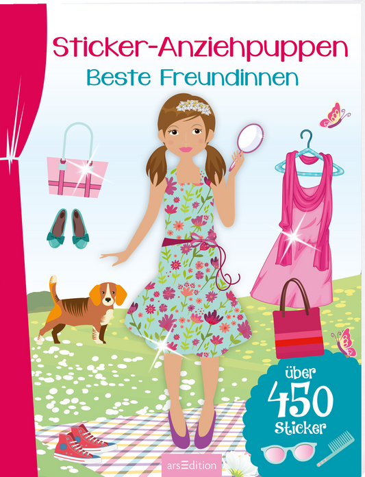 Das 3D-Cover zeigt eine fröhliche Anziehpuppe mit Zöpfen, die ein blumiges, hellblaues Kleid trägt. Um sie herum befinden sich verschiedene bunte Kleidungsstücke, darunter ein pinkes Top und eine Handtasche. Im Hintergrund sind Blumen und ein Hund zu sehen, was eine lebendige Atmosphäre schafft. Oben prangt der Titel „Sticker-Anziehpuppen – Beste Freundinnen“ in pinker Schrift. Ein blauer Kreis weist auf „über 450 Sticker“ hin. Ganz unten mittig steht der Logoschriftzug von...