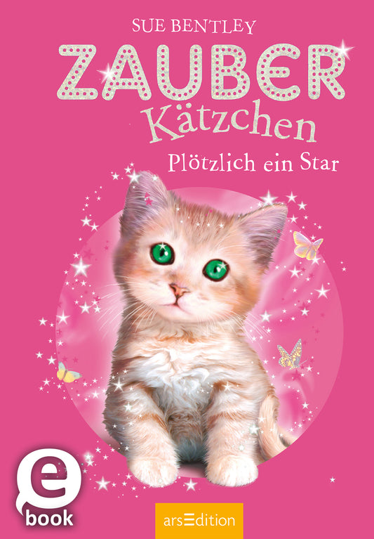 Auf dem Cover ist ein süßes, flauschiges Kätzchen mit großen, grünen Augen abgebildet. Der Hintergrund ist in einem strahlenden Pink gehalten, das mit glitzernden Sternen und kleinen Schmetterlingen verziert ist. Der Titel „ZAUBER Kätzchen“ steht in großen, weißen Buchstaben oben, während der Untertitel „Plötzlich ein Star“ in einer eleganten Schriftart darunter platziert ist. Ganz unten mittig steht der Logoschriftzug von arsEdition.
