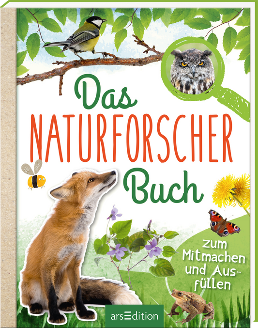 Das Cover des Buches zeigt den Titel „Das NATURFORSCHER Buch“ in bunten, verspielten Buchstaben. Unterhalb des Titels steht der Untertitel „zum Mitmachen und Ausfüllen“ in einer kleineren, neutraleren Schrift. Im Hintergrund sind grüne Blätter und verschiedene Tierillustrationen, darunter ein Fuchs, eine Biene, ein Käfer und ein Uhu, zu sehen. Die Atmosphäre ist lebhaft und einladend, ideal für junge Naturforscher. Ganz unten mittig steht der Logoschriftzug von arsEdition.
