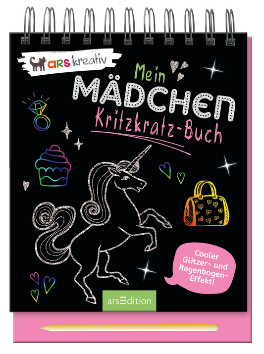 Zu sehen ist die 3D-Ansicht des Titels. Das Buchcover zeigt einen schwarzen Hintergrund, der von bunten, handgezeichneten Motiven umrahmt wird, darunter ein Einhorn, Herzen und glitzernde Elemente. Der Titel „Mein MÄDCHEN-Kritzkrat-Buch“ ist in verspielter, weißer Typografie gehalten und hebt sich deutlich ab. Rechts unten befindet sich ein Hinweis mit dem Text „Cooler Glitzer- und Regenbogen-Effekt!“ in einer runden, rosa Sprechblase. Ganz unten mittig steht der Logoschriftzug von...