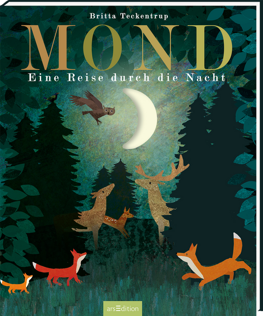 Das Buchcover zeigt eine nächtliche Waldszene mit tiefen, dunklen Grüntönen und leuchtenden Akzenten. In der Mitte schimmert ein großer, runder Mond. Um ihn herum sind farbenfrohe Tierillustrationen zu sehen: ein Fuchs, ein Reh und ein Tier, das einem Waschbären ähnelt. Der Titel „MOND“ ist in großen, goldenen Buchstaben oben platziert, während der Untertitel „Eine Reise durch die Nacht“ in weißer Schrift darunter steht. Ganz unten mittig steht der Logoschriftzug von arsEdition.