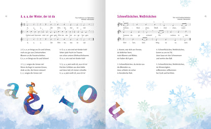 Gezeigt wird eine Innenansicht von „Meine schönsten Kinderlieder“. Die Doppelseite präsentiert eine Kombination aus Notenblättern und Texten zu zwei bekannten Liedern. Oberhalb und am Rand sind die Titel in kräftigem Pink und spielerischer Schriftart gesetzt. Im Hintergrund erscheinen farbenfrohe Buchstaben in Blau, Lila und Orange, umrahmt von sanften, frostigen Schneeflocken und einem Wasserfarbeneffekt in zarten Pastelltönen. Die Gestaltung ist kinderfreundlich und ansprechend,...