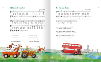 Gezeigt wird eine Innenansicht von „Meine schönsten Kinderlieder“. Auf der Doppelseite sind zwei Lieder abgebildet: „Old MacDonald had a farm“ und „The wheels on the bus“. Die Seiten sind in sanften Wasserfarben gestaltet, mit einer Illustration von einem Traktor, der mit Tieren beladen ist, auf der linken Seite; auf der rechten Seite fährt ein roter Doppeldeckerbus vor einer Stadtlandschaft. Die typografische Gestaltung umfasst klare, gut lesbare Schriftarten in verschiedenen...