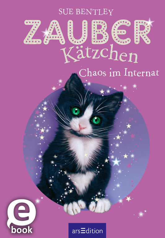 Auf dem Buchcover ist ein verspieltes, komplett schwarz-weißes Kätzchen mit leuchtend grünen Augen abgebildet, das in einem magischen, funkelnden Umfeld sitzt. Der Hintergrund ist in einem sanften Lila gehalten, und darüber erhebt sich der Titel „ZAUBER Kätzchen“ in einer verschnörkelten, weißen Schrift. Darunter steht in kleinerer Schrift „Chaos im Internat“. Oben links ist der Name „Sue Bentley“ platziert. Ganz unten mittig steht der Logoschriftzug von arsEdition.