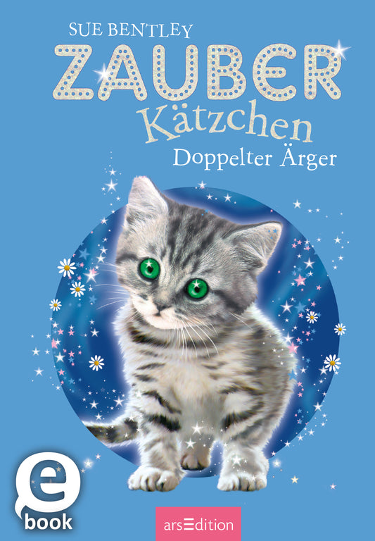 Auf einem hellblauen Hintergrund schimmert der Titel „ZAUBER Kätzchen“ in großen, glitzernden Buchstaben. Unter dem Titel steht in einer verspielten Schrift „Doppelter Ärger“. Im Mittelpunkt des Covers sitzt ein süßes, graues Kätzchen mit großen, grünen Augen. Rund um das Kätzchen funkeln kleine Sterne, die eine magische Atmosphäre erzeugen. Oben rechts ist ein kleiner „SPIEGEL Bestseller“-Button angebracht. Ganz unten mittig steht der Logoschriftzug von arsEdition.