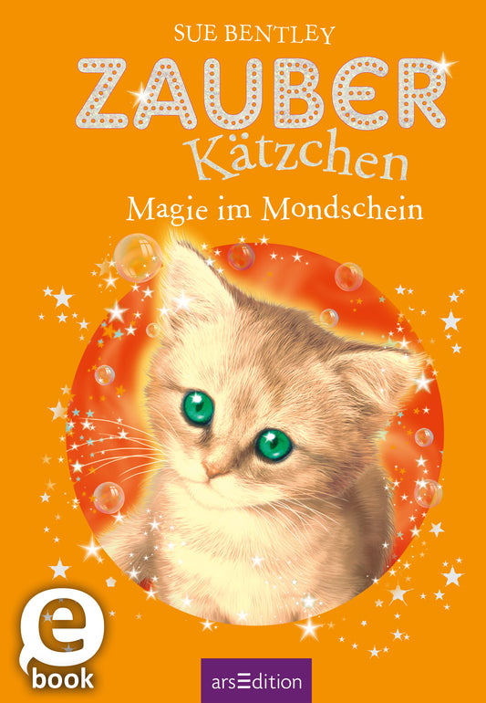 Das Buchcover zeigt einen großen, neugierigen Kater mit grünen Augen auf einem leuchtend orangefarbenen Hintergrund. Der Titel „ZAUBER Kätzchen“ ist in verspielter, weißer Schrift mit glitzernden Akzenten gestaltet. Darunter steht in kleinerer, eleganter Schrift „Magie im Mondschein“. Rund um den Kater schweben funkelnde Seifenblasen, die eine magische Atmosphäre erzeugen. In der oberen Ecke befindet sich ein SPIEGEL-Bestseller-Button mit dem Schriftzug „SPIEGEL-Bestseller“....
