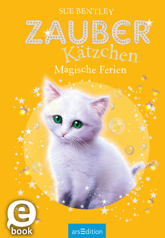 Auf einem leuchtend gelben Hintergrund prangt der Titel „ZAUBER Kätzchen“ in verspielter, glitzernder Schrift. Darunter steht der Untertitel „Magische Ferien“ in einer schlichten, klaren Schrift. Im Mittelpunkt des Covers ist ein niedliches, weißes Kätzchen mit großen, grünen Augen abgebildet, umgeben von glitzernden Sternen und Bläschen, die eine magische Atmosphäre schaffen. Oben rechts befindet sich der Hinweis „SPIEGEL-Bestseller“. Ganz unten mittig steht der...