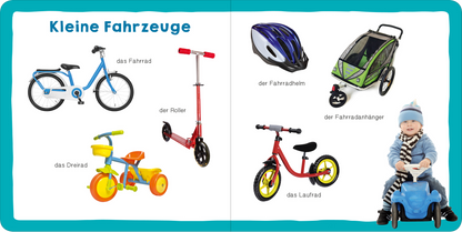 Gezeigt wird eine Innen- oder Zusatzansicht von „Meine ersten 100 Wörter“. Die Seite zeigt verschiedene kleine Fahrzeuge, darunter ein blaues Fahrrad, einen roten Roller und ein gelbes Dreirad. Jedes Fahrzeug ist mit einem einfachen, klaren Schriftzug benannt. Die Farben sind bunt und ansprechend, wobei der Hintergrund in sanften Tönen gehalten ist. Auf der rechten Seite sitzt ein Kind in einem blauen Fahrzeug und trägt eine helle Mütze, was die freundliche und spielerische Atmosphäre...