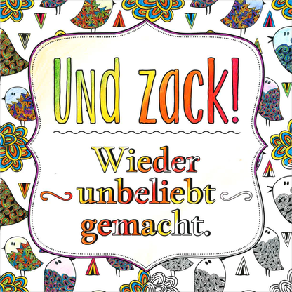 Gezeigt wird eine Innen- oder Zusatzansicht von „Vollpfosten“. Im Vordergrund steht der Titel „UND zack!“ in großen, bunten Buchstaben, darunter in kleinerer, rot gefärbter Schrift „Wieder unbeliebt gemacht.“ Der Hintergrund ist mit verschnörkelten, mehrfarbigen Mustern und Illustrationen von Vögeln und anderen Figuren gestaltet, die eine fröhliche, lebhafte Atmosphäre schaffen. Die farbenfrohe Typografie hebt sich klar vom bunten, detaillierten Hintergrund ab.