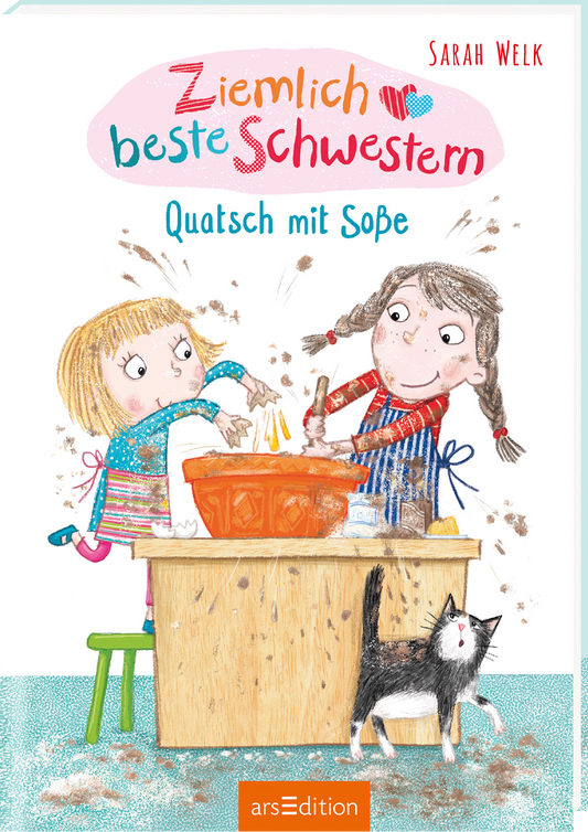 Auf dem Cover des Buches „Ziemlich beste Schwestern: Quatsch mit Soße“ von Sarah Welk befinden sich zwei fröhliche Mädchen, die in einer Küche beim Kochen Spaß haben. Beide sind beschäftigt, mit Zutaten umgeben, die wild verteilt sind. Das Cover zeigt helle, freundliche Farben, vor allem pastellrosa und blau. Die verspielte Schriftart unterstreicht die kindliche Atmosphäre. Oben ist der Titel in großen Buchstaben zu sehen, während der Untertitel kleiner untergebracht ist. Ganz...