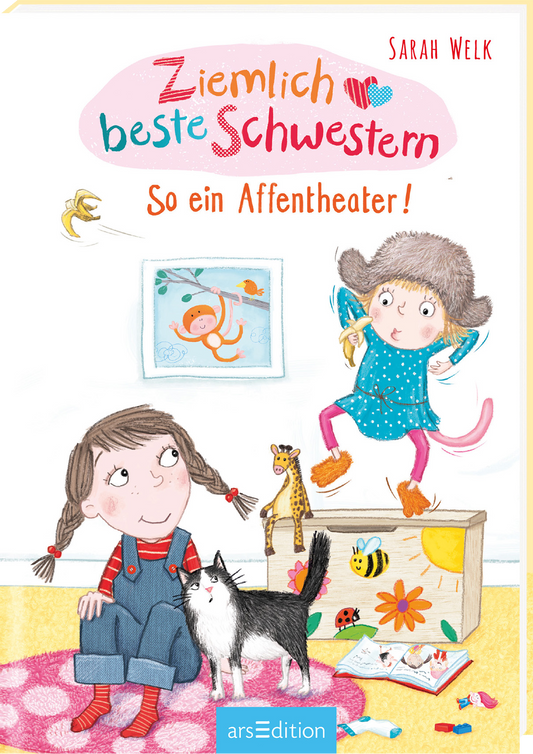 Das Buchcover zeigt zwei Kinder, die fröhlich miteinander spielen. Ein Mädchen mit Zöpfen trägt einen roten Pullover und spielt mit einer schwarzen Katze, während ein anderes Kind in blauer Kleidung auf einem Kasten steht und einen Affen nachmacht. Im Hintergrund ist ein bunten Bild mit einem Orang-Utan zu sehen. Der Titel „Ziemlich beste Schwestern“ ist in verspielter, roter Schrift platziert, darunter steht „So ein Affentheater!“ in bunten Buchstaben. Ganz unten mittig steht der...