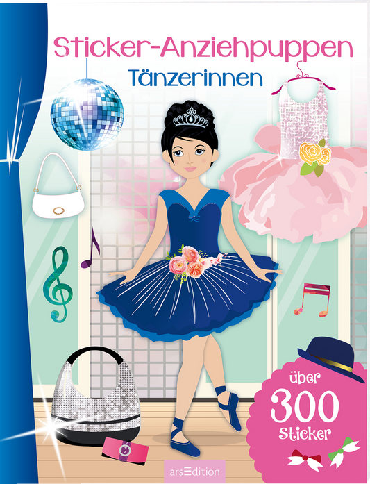 Das 3D-Cover zeigt eine farbenfrohe und verspielte Illustration einer Anziehpuppe in einem blauen Tanzkleid mit schimmernden Details. Sie hat eine schwarze Haarfrisur mit einer Tiara und trägt blaue Ballettschuhe. Um sie herum sind verschiedene Sticker abgebildet, darunter ein glitzerndes Handtaschenmotiv und ein pinkes Tüllkleid. Im Hintergrund sind musikalische Noten und eine Discokugel sichtbar. Oben steht der Titel „Sticker-Anziehpuppen Tänzerinnen“ und unten der Hinweis „über 300...