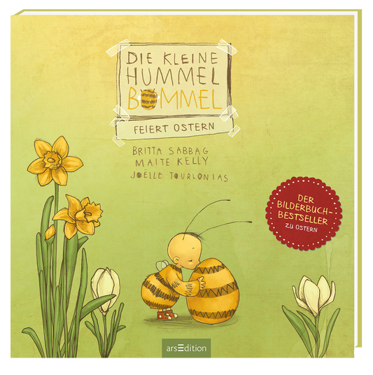 Das Buchcover zeigt die kleine Hummel Bombel, die in fröhlichen gelb- und braungestreiften Farben gestaltet ist. Sie umarmt ein großes, gelbes Osterei und steht auf einer Wiese mit blühenden Osterglocken und weißen Tulpen. Der Titel „DIE KLEINE HUMMEL BOMMEL FEIERT OSTERN“ ist verspielt in auffälliger Schrift oben platziert. Ein roter Button mit dem Text „DER BILDERBUCH-BESTSELLER“ hebt sich rechts ab. Ganz unten mittig steht der Logoschriftzug von arsEdition.