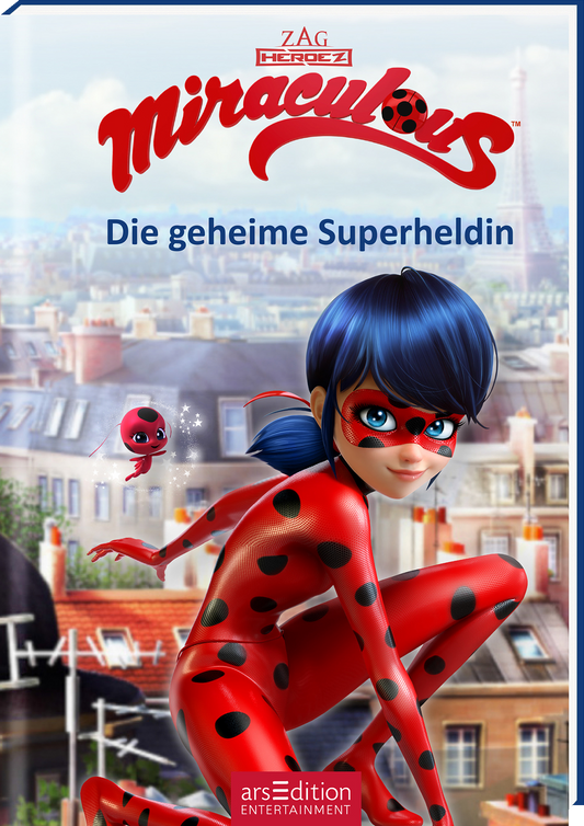 Das Buchcover zeigt die Figur einer Superheldin mit blauer Frisur und einem rot-schwarzen Kostüm, das an einen Marienkäfer erinnert. Sie sitzt auf einem Dach in einer städtischen Umgebung, während hinter ihr die Pariser Skyline erkennbar ist. Über ihr prangt der Titel „Miraculous“ in kräftigem Rot, darunter steht „Die geheime Superheldin“ in einer klaren, modernen Schrift. Ganz oben links befindet sich der Hinweis „ZAG HEROEZ“. Ganz unten mittig steht der Logoschriftzug von...
