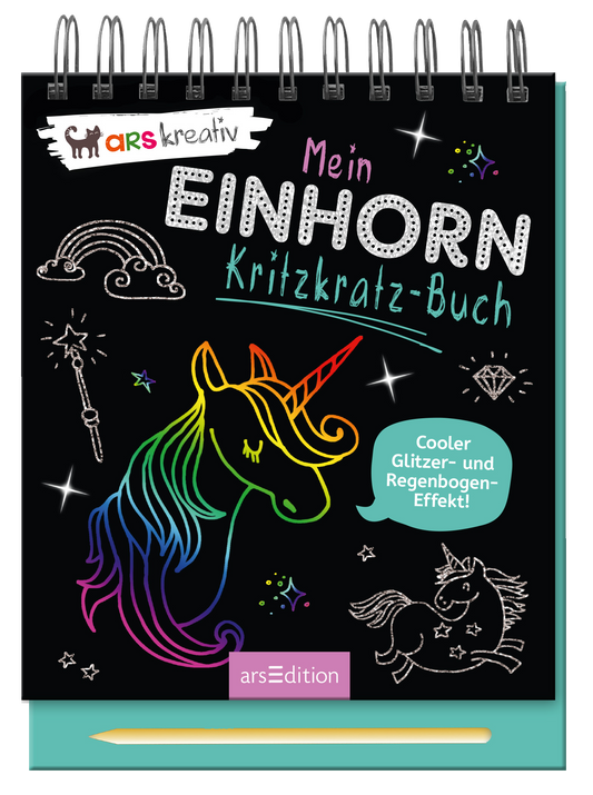 Zu sehen ist die 3D-Ansicht des Titels. Das Buchcover zeigt ein schwarzes Hintergrunddesign mit einem bunten Einhorn, dessen Mähne in Regenbogenfarben schimmert. Der Titel „Mein Einhorn-Kritzkratz-Buch“ ist in auffälliger, verspielter Schrift gestaltet und hebt sich in Weiß und bunten Akzenten ab. Um das Einhorn sind verschiedene Illustrationen wie Sterne, Diamanten und ein weiteres, kleineres Einhorn abgebildet. Ein Hinweis auf einen „Cooler Glitzer- und Regenbogen-Effekt!“ ist in...