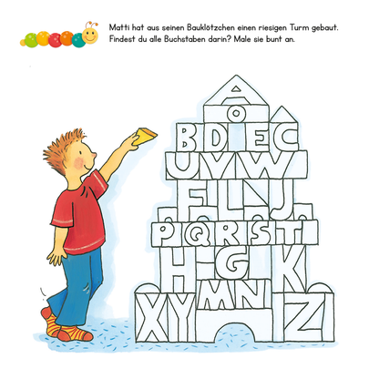 Gezeigt wird eine Innen- oder Zusatzansicht von „Lernraupe – Mein großes Übungsbuch für die Vorschule“. Die Illustration zeigt einen Jungen, der in einem roten T-Shirt und blauen Hosen einen großen Turm aus Bauklötzen betrachtet. Der Turm besteht aus Klötzen, die mit Buchstaben versehen sind. Die Farben sind lebhaft und freundlich, was eine einladende Lernumgebung schafft. Oben in der Übersicht steht der Text: „Matti hat aus seinen Bauklötzchen einen riesigen Turm gebaut.“ Die...