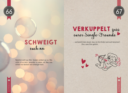 Gezeigt wird eine Innen- oder Zusatzansicht von „99 herrlich verrückte Ideen für euer Leben zu zweit“. Die Doppelseite präsentiert sanfte, verschwommene Lichtpunkte in warmen Farben, die eine romantische Atmosphäre schaffen. Auf der linken Seite steht in kräftigem Rot das Wort „SCHWEIGT“ in großer, auffälliger Typografie, während die weitere Beschreibung in kleinerer Schrift dargestellt ist. Die rechte Seite zeigt in leuchtendem Rot „VERKUPPELT“ und eine humorvolle...