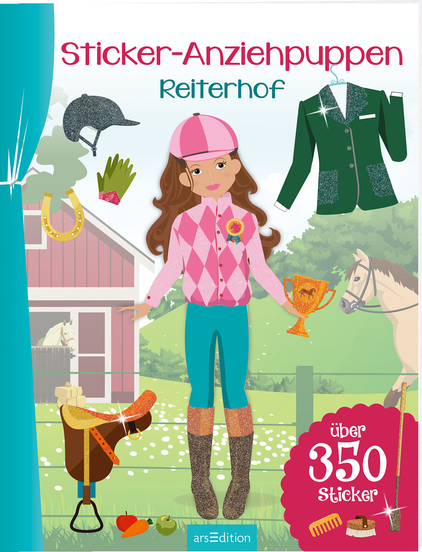 Das dreidimensionale Buchcover „Sticker-Anziehpuppen Reiterhof“ zeigt ein fröhliches, bunt gestaltetes Mädchen mit einem rosa Reithelm und einem karierten Oberteil in Pink. Um sie herum sind verschiedene Requisiten wie ein Sattel, ein Pokal, Handschuhe und ein Reiteranzug platziert. Die hellen Farben und kindgerechten Illustrationen schaffen eine einladende Atmosphäre. Unten rechts befindet sich der Hinweis „über 350 Sticker“. Ganz unten mittig steht der Logoschriftzug von...