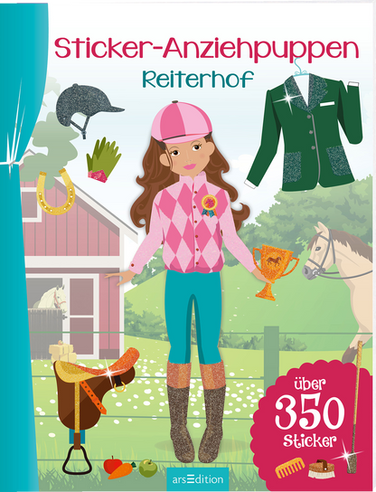 Das dreidimensionale Buchcover „Sticker-Anziehpuppen Reiterhof“ zeigt ein fröhliches, bunt gestaltetes Mädchen mit einem rosa Reithelm und einem karierten Oberteil in Pink. Um sie herum sind verschiedene Requisiten wie ein Sattel, ein Pokal, Handschuhe und ein Reiteranzug platziert. Die hellen Farben und kindgerechten Illustrationen schaffen eine einladende Atmosphäre. Unten rechts befindet sich der Hinweis „über 350 Sticker“. Ganz unten mittig steht der Logoschriftzug von...