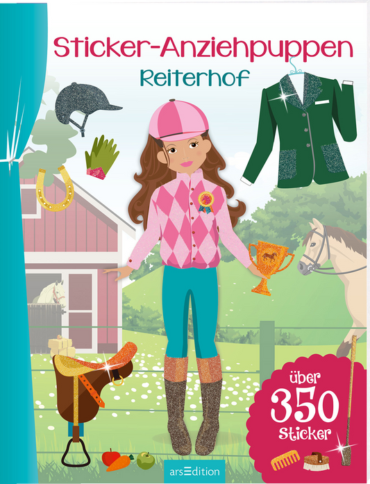Das dreidimensionale Buchcover „Sticker-Anziehpuppen Reiterhof“ zeigt ein fröhliches, bunt gestaltetes Mädchen mit einem rosa Reithelm und einem karierten Oberteil in Pink. Um sie herum sind verschiedene Requisiten wie ein Sattel, ein Pokal, Handschuhe und ein Reiteranzug platziert. Die hellen Farben und kindgerechten Illustrationen schaffen eine einladende Atmosphäre. Unten rechts befindet sich der Hinweis „über 350 Sticker“. Ganz unten mittig steht der Logoschriftzug von...