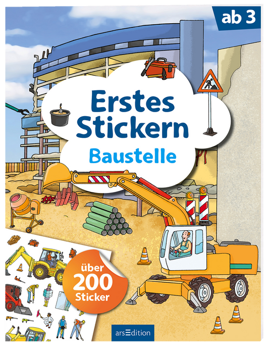 Ein farbenfrohes Buchcover zeigt eine Baustelle mit einem gelben Bagger, der auf einem bunten Haufen von Baustellenmaterialien arbeitet. Im Hintergrund ist ein Gerüst und ein Anhänger sichtbar, während mehrere Baustellenfahrzeuge und -utensilien am unteren Rand abgebildet sind. Die Schriftzüge „Erstes Stickern“ und „Baustelle“ sind in blauer, verspielter Schrift über einem weißen Sprechblasen-Hintergrund platziert. Ein orangefarbener Button kennzeichnet „über 200 Sticker“....