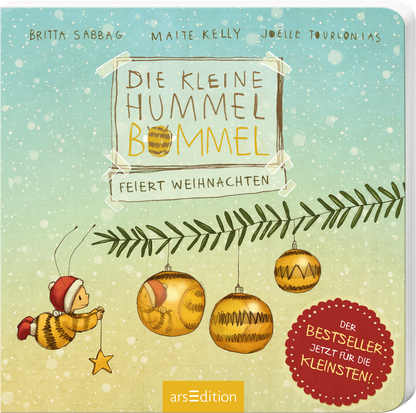 Das 3D Buchcover zeigt eine winterliche Szene. In der Mitte steht in verspielter Schrift der Titel „Die kleine Hummel Bommel feiert Weihnachten“. Darunter sind goldene Weihnachtskugeln an einem Zweig und die kleine Hummel Bommel. Ein roter Sticker weist auf den Text „DER BESTSELLER – JETZT FÜR DIE KLEINSTEN!“ hin. Ganz unten mittig steht der Logoschriftzug von arsEdition.