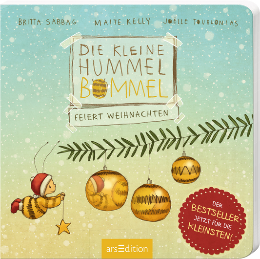 Das 3D Buchcover zeigt eine winterliche Szene. In der Mitte steht in verspielter Schrift der Titel „Die kleine Hummel Bommel feiert Weihnachten“. Darunter sind goldene Weihnachtskugeln an einem Zweig und die kleine Hummel Bommel. Ein roter Sticker weist auf den Text „DER BESTSELLER – JETZT FÜR DIE KLEINSTEN!“ hin. Ganz unten mittig steht der Logoschriftzug von arsEdition.