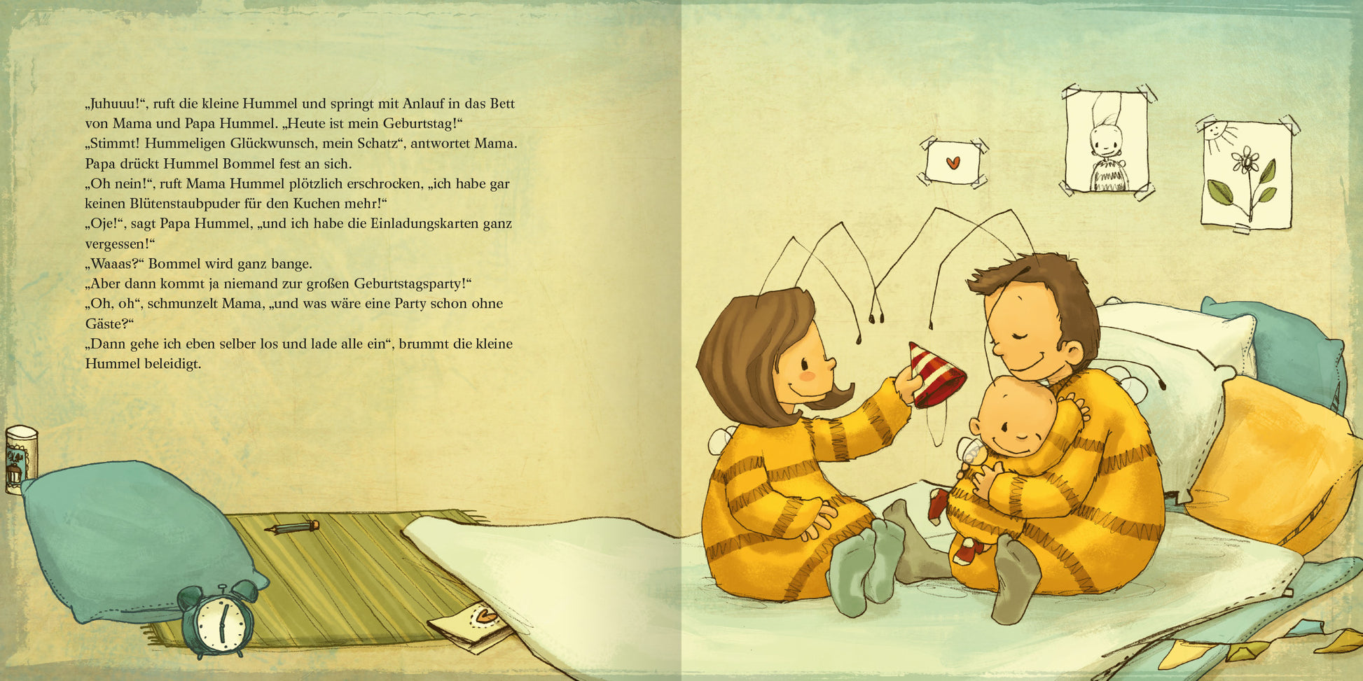 Gezeigt wird eine Innen- oder Zusatzansicht von „Die kleine Hummel Bommel feiert Geburtstag“. Die Illustration zeigt eine familiäre Szene mit einer Mutter und einem kleinen Jungen, die beide gestreifte Kleidung tragen. Der Junge hält eine rote Geschenkbox. Im Hintergrund sind fröhliche Wanddekorationen wie Blumenzeichnungen zu sehen. Die Farben sind sanft und warm, hauptsächlich in Gelb- und Blautönen gehalten. Die Schriftart ist handschriftlich, verspielt und gut lesbar.