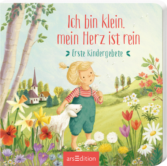 Das Buchcover zeigt ein farbenfrohes, kinderfreundliches Design. In der Mitte ist ein fröhliches Mädchen mit blonden Haaren und einem grünen Overall zu sehen, das ein weißes Schaf an der Leine führt. Der Hintergrund zeigt eine blühende Wiese mit bunten Blumen und eine Kirche im Hintergrund. Der Titel „Ich bin klein, mein Herz ist rein“ ist in rot gehalten, darüber steht „Erste Kindergebete“ in einer sanften Schriftart. Ganz unten mittig steht der Logoschriftzug von arsEdition.