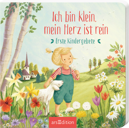 Das Buchcover zeigt ein farbenfrohes, kinderfreundliches Design. In der Mitte ist ein fröhliches Mädchen mit blonden Haaren und einem grünen Overall zu sehen, das ein weißes Schaf an der Leine führt. Der Hintergrund zeigt eine blühende Wiese mit bunten Blumen und eine Kirche im Hintergrund. Der Titel „Ich bin klein, mein Herz ist rein“ ist in rot gehalten, darüber steht „Erste Kindergebete“ in einer sanften Schriftart. Ganz unten mittig steht der Logoschriftzug von arsEdition.
