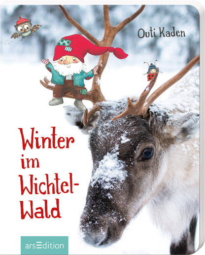 Das Buchcover zeigt einen neugierigen, mit einer roten Mütze und einem bunten Outfit gekleideten Wichtel, der auf einem Reh sitzt, das sanft in eine verschneite Landschaft blickt. Umgeben von winterlichen Elementen, wie einem schneebedeckten Wald und einem Eulenpaar über dem Wichtel, strahlt die Szene eine fröhliche, magische Winteratmosphäre aus. Der Titel „Winter im Wichtelwald“ ist in lebhaftem Rot in einer verspielten Schriftart gestaltet. Ganz unten mittig steht der Logoschriftzug...