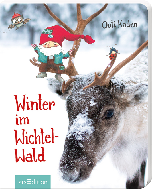 Das Buchcover zeigt einen neugierigen, mit einer roten Mütze und einem bunten Outfit gekleideten Wichtel, der auf einem Reh sitzt, das sanft in eine verschneite Landschaft blickt. Umgeben von winterlichen Elementen, wie einem schneebedeckten Wald und einem Eulenpaar über dem Wichtel, strahlt die Szene eine fröhliche, magische Winteratmosphäre aus. Der Titel „Winter im Wichtelwald“ ist in lebhaftem Rot in einer verspielten Schriftart gestaltet. Ganz unten mittig steht der Logoschriftzug...