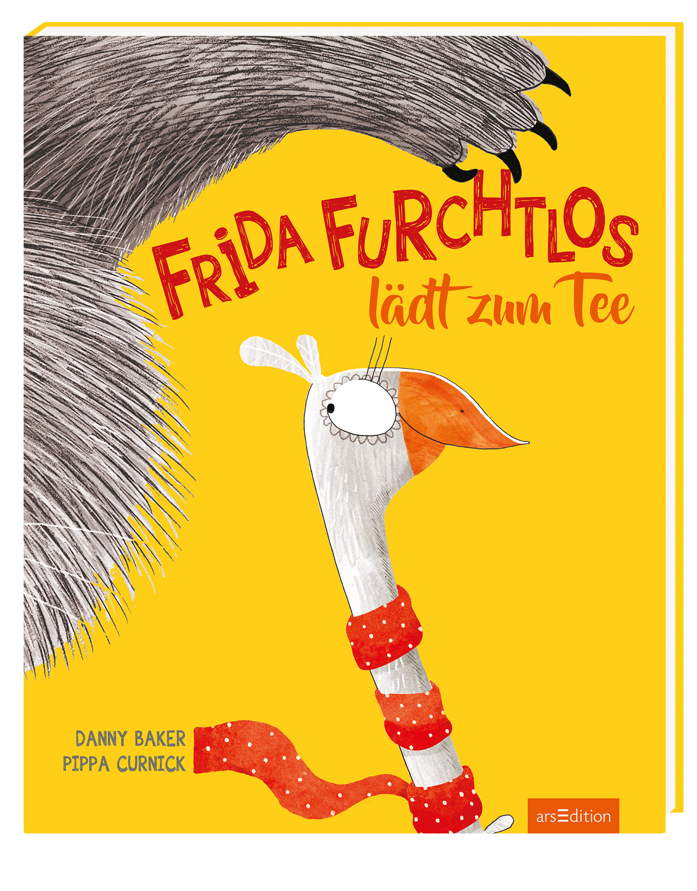Auf dem Buchcover sieht man einen gelben Hintergrund, der Freundlichkeit ausstrahlt. In der Mitte steht der Titel „FRIDA FURCHTLOS lädt zum Tee“ in verspielter, roter Schrift. Die Figur Frida, ein schelmisches Vogelwesen mit einem weißen Körper und einem orangefarbenen Schnabel, trägt einen rot gestreiften Schal. Sie wird von einer grauen, felligen Kreatur flankiert, die durch ihren wuchtigen Kopf auffällt. Ganz unten mittig steht der Logoschriftzug von arsEdition.