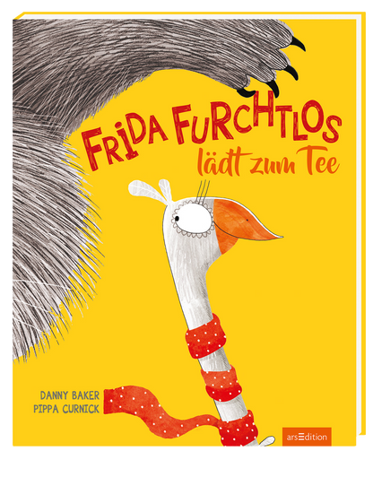 Auf dem Buchcover sieht man einen gelben Hintergrund, der Freundlichkeit ausstrahlt. In der Mitte steht der Titel „FRIDA FURCHTLOS lädt zum Tee“ in verspielter, roter Schrift. Die Figur Frida, ein schelmisches Vogelwesen mit einem weißen Körper und einem orangefarbenen Schnabel, trägt einen rot gestreiften Schal. Sie wird von einer grauen, felligen Kreatur flankiert, die durch ihren wuchtigen Kopf auffällt. Ganz unten mittig steht der Logoschriftzug von arsEdition.