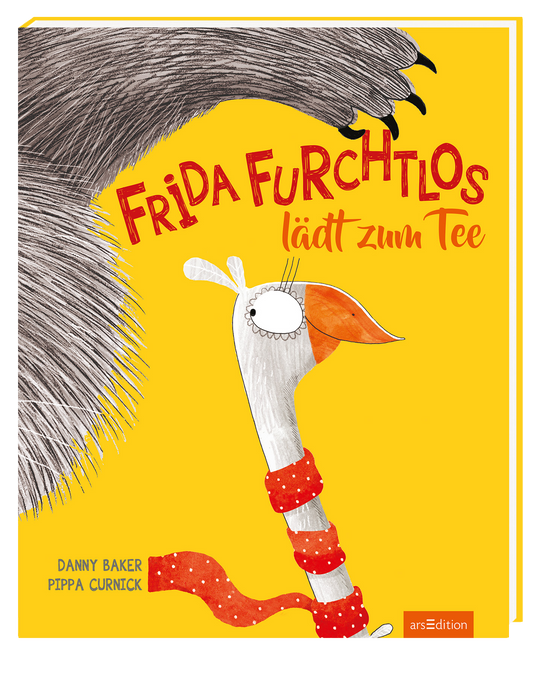 Auf dem Buchcover sieht man einen gelben Hintergrund, der Freundlichkeit ausstrahlt. In der Mitte steht der Titel „FRIDA FURCHTLOS lädt zum Tee“ in verspielter, roter Schrift. Die Figur Frida, ein schelmisches Vogelwesen mit einem weißen Körper und einem orangefarbenen Schnabel, trägt einen rot gestreiften Schal. Sie wird von einer grauen, felligen Kreatur flankiert, die durch ihren wuchtigen Kopf auffällt. Ganz unten mittig steht der Logoschriftzug von arsEdition.