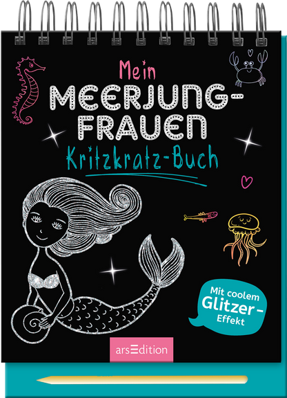 Zu sehen ist die 3D-Ansicht des Titels. Das Buchcover zeigt eine schwarze Fläche mit bunten Illustrationen von Meerjungfrauen, Meeresbewohnern und Herzchen. In der Mitte ist eine stilisierte Meerjungfrau mit langen, welligen Haaren abgebildet. Der Titel „Mein Meerjungfrauen-Kritzkraz-Buch“ ist auffällig in einer verspielten, weißen Schrift gestaltet. Ein Hinweis auf einen „Mit coolem Glitzer-Effekt!“ ist in Türkis hervorgehoben. Ganz unten mittig steht der Logoschriftzug von...