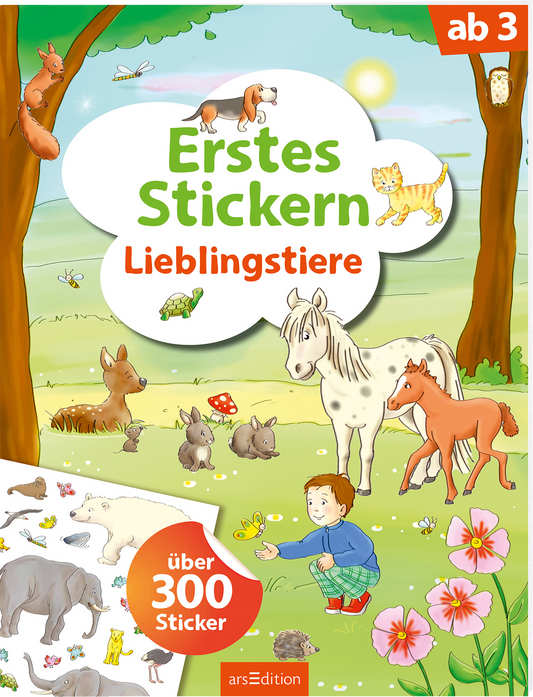 Auf dem Buchcover „Erstes Stickern – Lieblingsstiere“ sind lebendige, farbenfrohe Illustrationen von verschiedenen Tieren in einer fröhlichen, natürlichen Umgebung zu sehen. Dominierende Farben sind Grüntöne und sanfte Pastellnuancen. In der oberen Mitte steht der Titel in großer, grüner Schrift, während der Untertitel in einer leicht kleineren Schrift darunter angeordnet ist. Links unten findet sich ein Button mit dem Text „über 300 Sticker“. Ganz unten mittig steht der...
