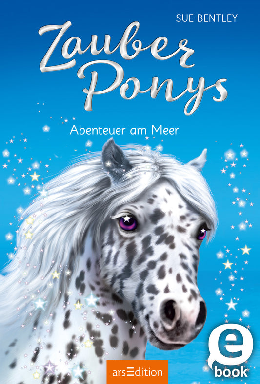 Auf dem Buchcover von „Zauber Ponys – Abenteuer am Meer“ von Sue Bentley ist ein magisches, geschecktes Pony mit funkelndem, langem, weißem Fell abgebildet. Der Hintergrund ist in sanften Blau- und Türkistönen gehalten, was eine beruhigende maritime Atmosphäre schafft. Der Titel in geschwungener, eleganter Schrift steht prominent oben. Der Zusatz „eBook“ ist in einem grauen Kreis platziert. Ganz unten mittig steht der Logoschriftzug von arsEdition.