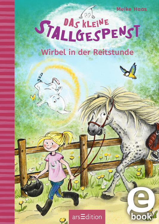 Das Cover zeigt ein fröhliches Mädchen mit blonden Haaren, das neben einem weißen Pferd steht. Hinter ihnen ist ein glückliches, schwebendes Gespenst zu sehen. Der Hintergrund ist hellblau mit bunten Wolken und Vögeln. Der Titel „Das kleine Stallgespenst“ steht in lila, verspielter Schrift, während der Untertitel „Wirbel in der Reitstunde“ in sanfteren Tönen dargestellt wird. Ganz oben wird der Name der Autorin, Meike Haas, erwähnt. In der oberen linken Ecke prangt ein...